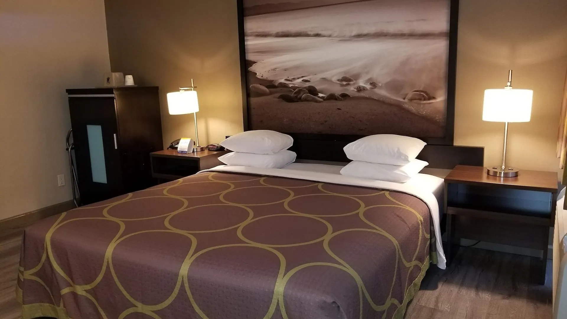 Super 8 By Wyndham Los Angeles-Culver City Area מלון